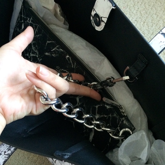 Kendall + Kylie tote with pouch - Picture 7 of 8